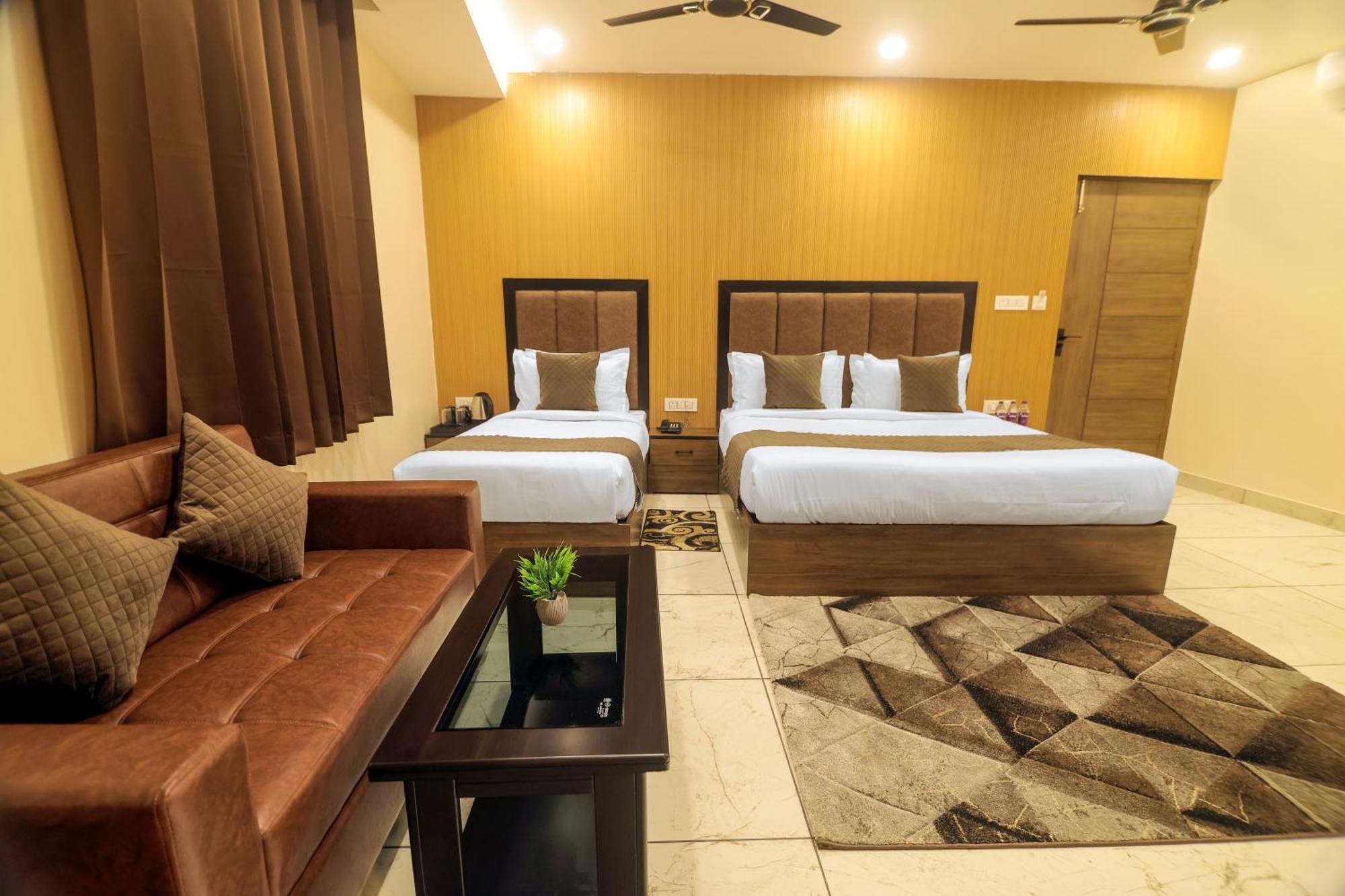 Hotel Hari Dhara, 100 Meters From Har-Ki-Pauri หริทวาร ภายนอก รูปภาพ